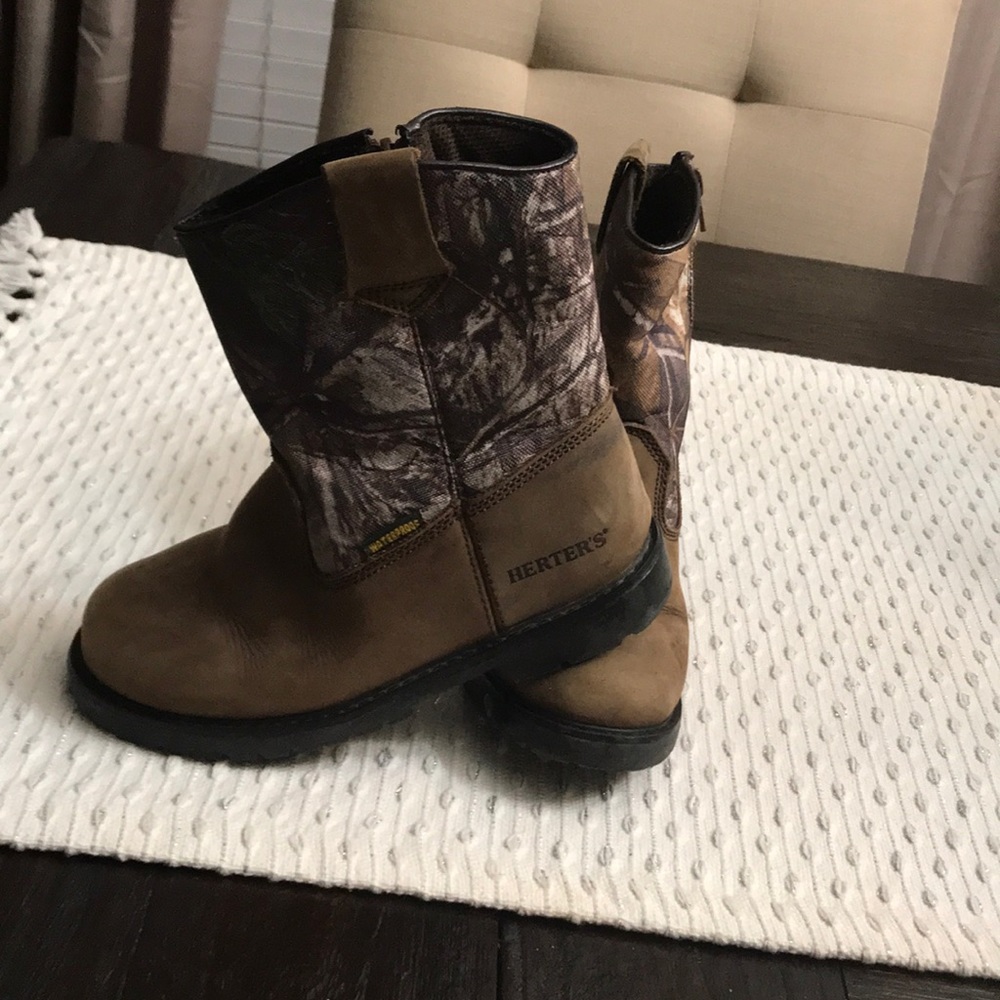 Kids camo boots